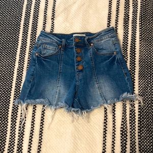 Very cute black label shorts